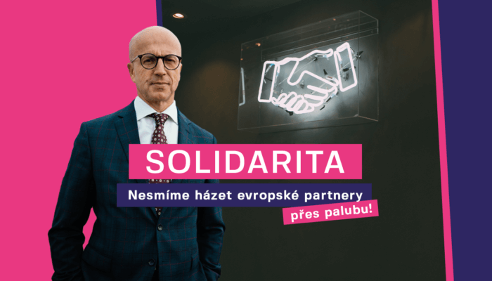 Tím, že házíme přes palubu evropské partnery, potápíme sami sebe. Solidarita není o jednosměrném toku financí.